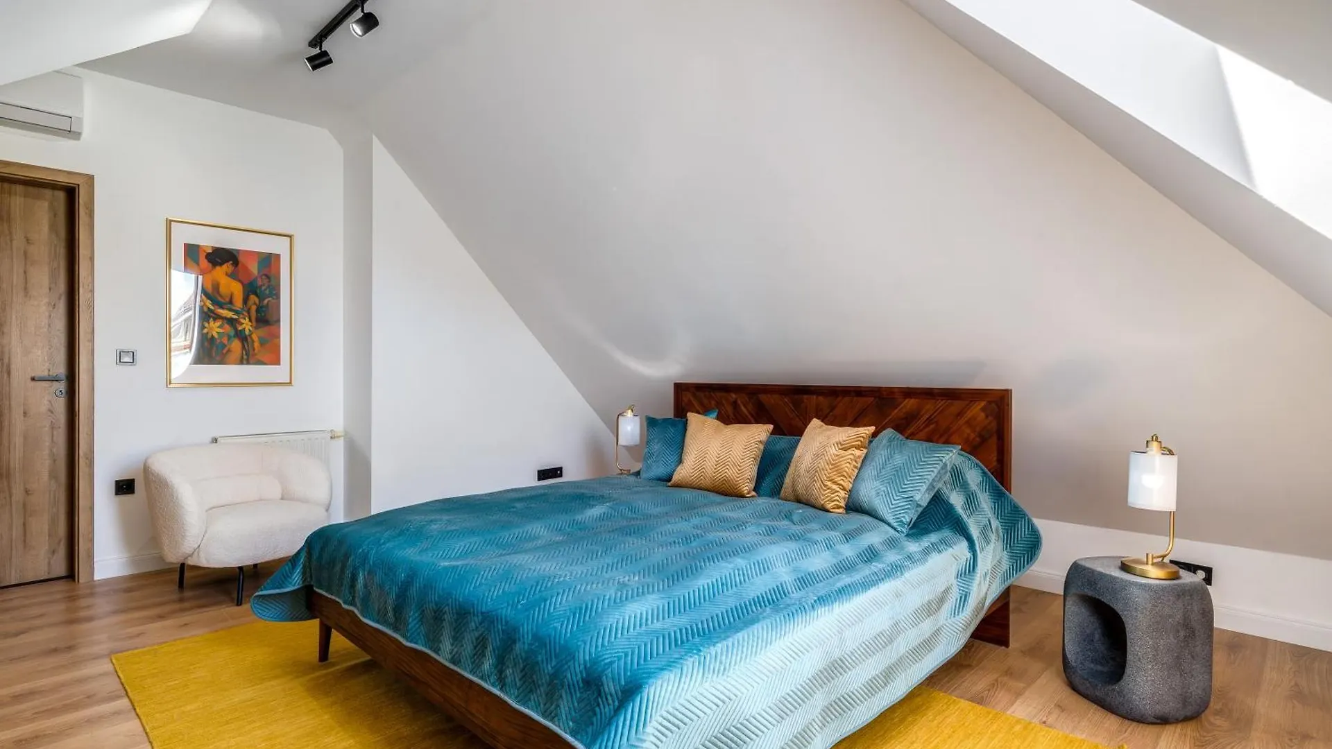 Apartment Stylish Flat With Parking In Budapests Vibrant Area
